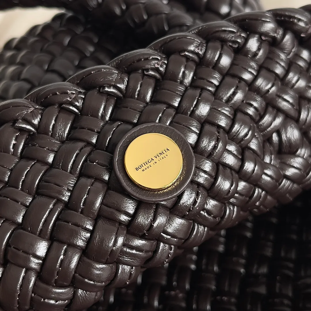 Batch 3760 BV collectible small woven handbags are really YYDS!! Bottega Veneta’s most classic small woven handbags are back! ! We use the highest quality leather with the highest craftsmanship❤️ to create the most expensive works. We have created the Intrecciato leather weaving process❤️ This unique traditional exclusive leather weaving method has not only become our logo but also reflects the time-consuming and labor-intensive craftsmanship of our products❤️ The new TOSCA handbag must be a selection worth collecting🆕 Style number: 776755 Size: 20*15.5*7cm
